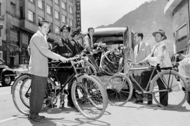 El centro de Bogotá a mediados de 1955, durante el operativo de decomiso de bicicletas. / Fotos: Archivo - El Espectador